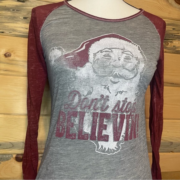 Long-sleeve Christmas shirt with Santa: “Don’t stop believing” - Picture 2 of 3
